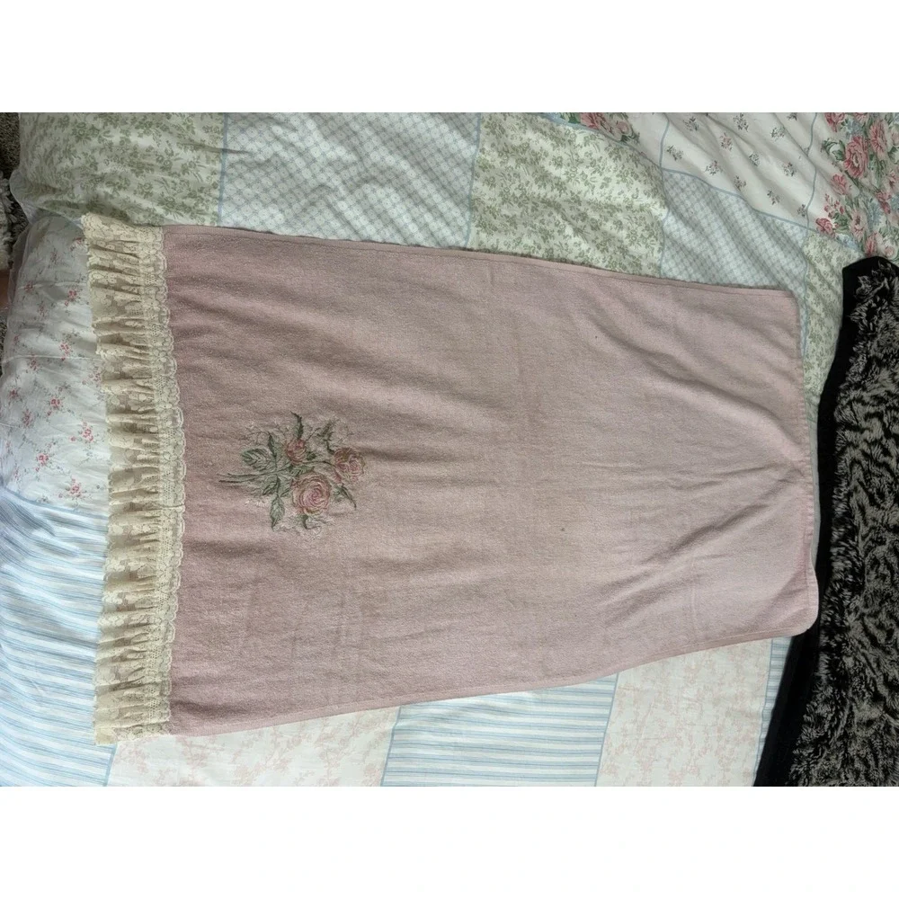 RA Briggs USA Set Bath Hand Towel Rose Flower Eyelet Lace Ruffle Light Pink Vtg
